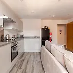 Urban Retreat By Lvp Apartments - Spacious 2-Bed, Sleeps 10 - Ideal For Groups