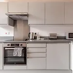 Urban Retreat By Lvp Apartments - Spacious 2-Bed, Sleeps 10 - Ideal For Groups