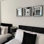 Air Host And Stay - Apartment 7 Barall Court - Sleeps 6 Minutes From Lfc Free Parking