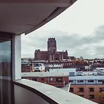 Serviced Apartment In Liverpool City Centre - Free Parking - Balcony - By Happy Days