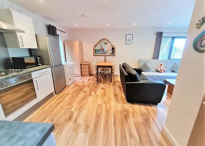 Two-Bedroom Ground-Floor Apartment Self Check-In
