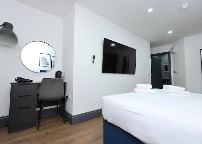 New Oxford House Apartments By Happy Days