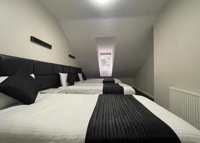 Hosted By Ryan - 3 Bedroom Penthouse Apartment