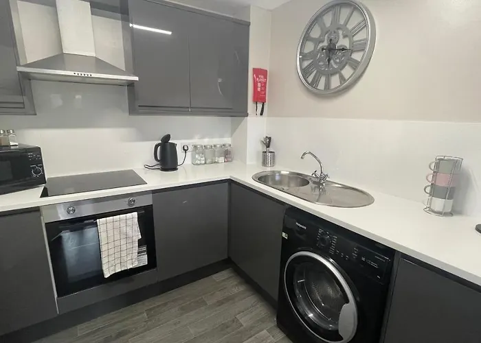 Hosted By Ryan - 1 Bedroom Apartment