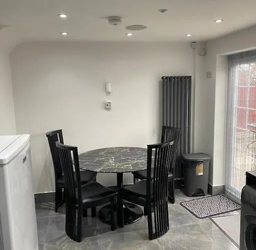 2 Bed House Sleeps 4-5
