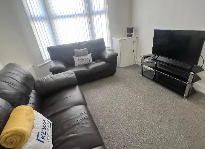 Large 3 Bed - 10 Mins To Centre
