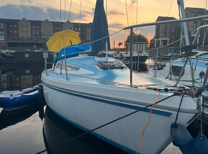 Boats Sleeping 4 In Liverpool Marina