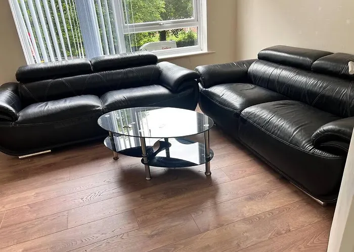 Spacious 2 Bed Apartment - Free Parking