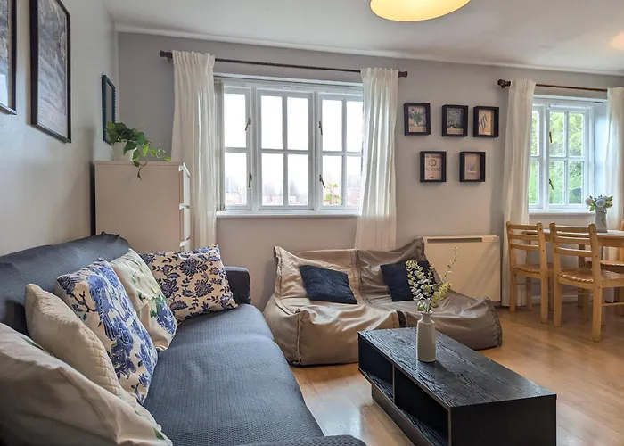 Vintage 2-Bed City Centre Gem Free Parking