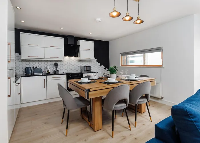 Flatzy - Prime City Apartment With Ping Pong Table
