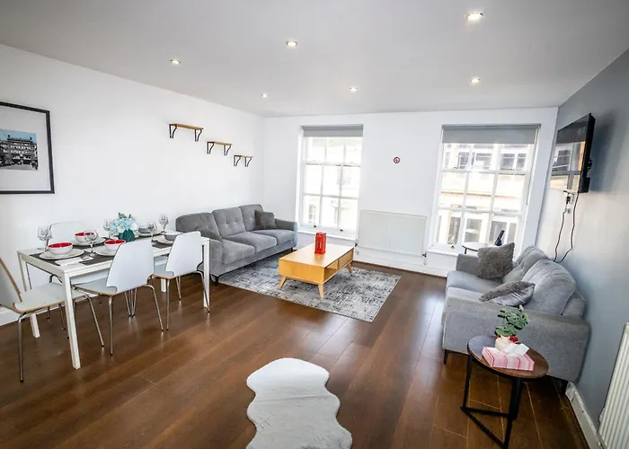 Spacious 5 Bed En-Suite Flat