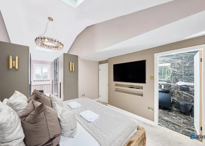 Large New Detached House Woolton, Families, Free Parking, Massage, Bbq, Play Room & More