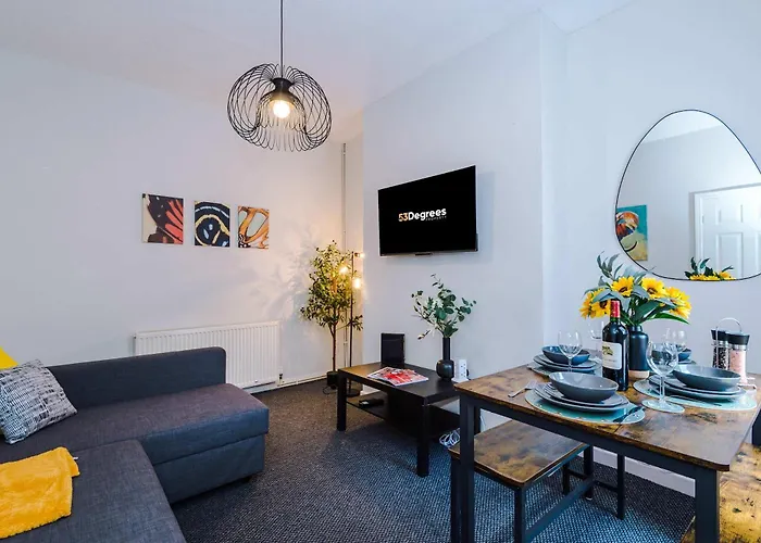 Stylish 3-Bed Home In Liverpool By 53 Degrees Property, Ideal Great For Large Groups & Business, Sleeps 8!