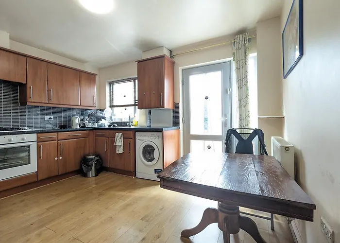 Guest Rooms Near City Centre & Dock Free Parking