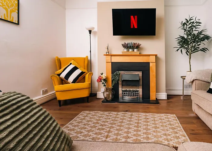 Beautiful Home Away From Home - 3 Bedrooms - 6 Beds - Sleeps 7 - Free Parking