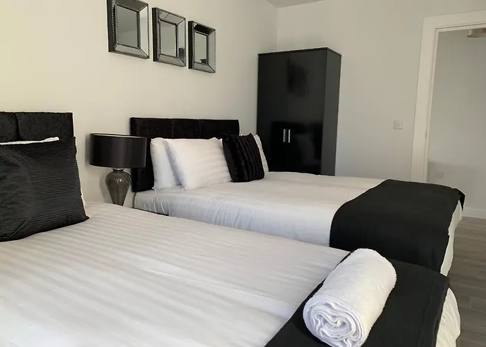 Air Host And Stay - Apartment 7 Barall Court - Sleeps 6 Minutes From Lfc Free Parking