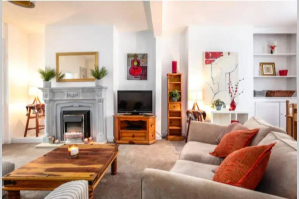 Hywel's Place *