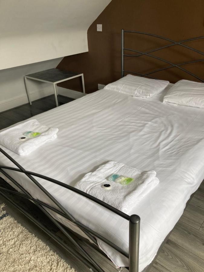 Host - In A Spacious Coliving And Coworking With Garden, And Parking Close To Centre *
