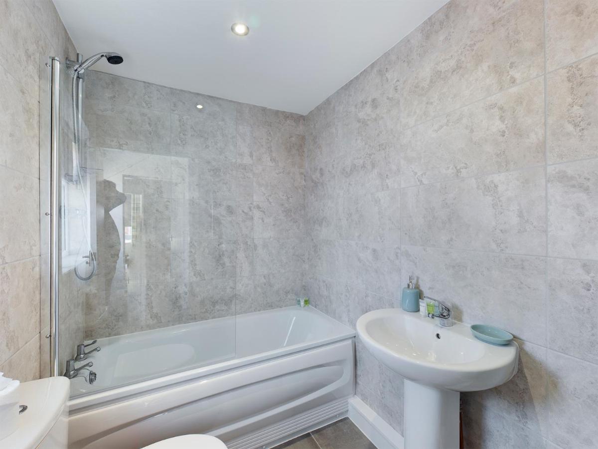Holiday home Gorst House 2 Bed House, Sleeps 4 Close To Stadium