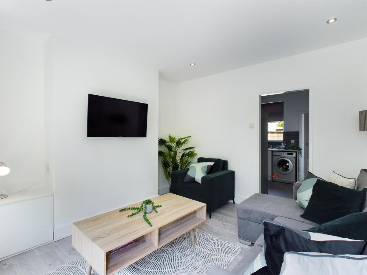 Gorst House 2 Bed House, Sleeps 4 Close To Stadium *