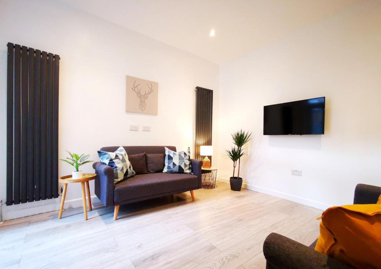 Spacious Townhouse 5 Mins To Centre With Free Parking