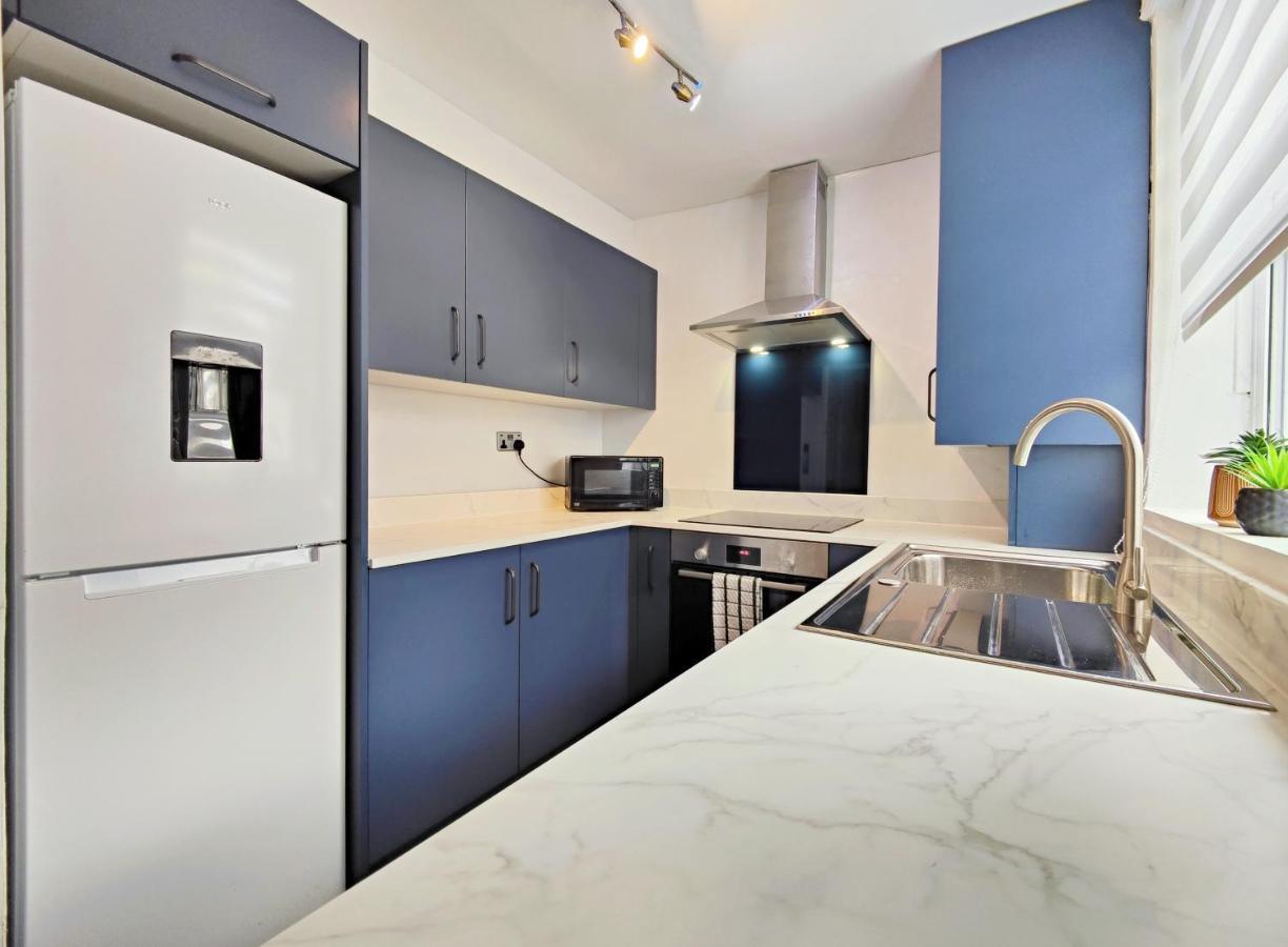 Holiday home Spacious Townhouse 5 Mins To Centre With Free Parking *