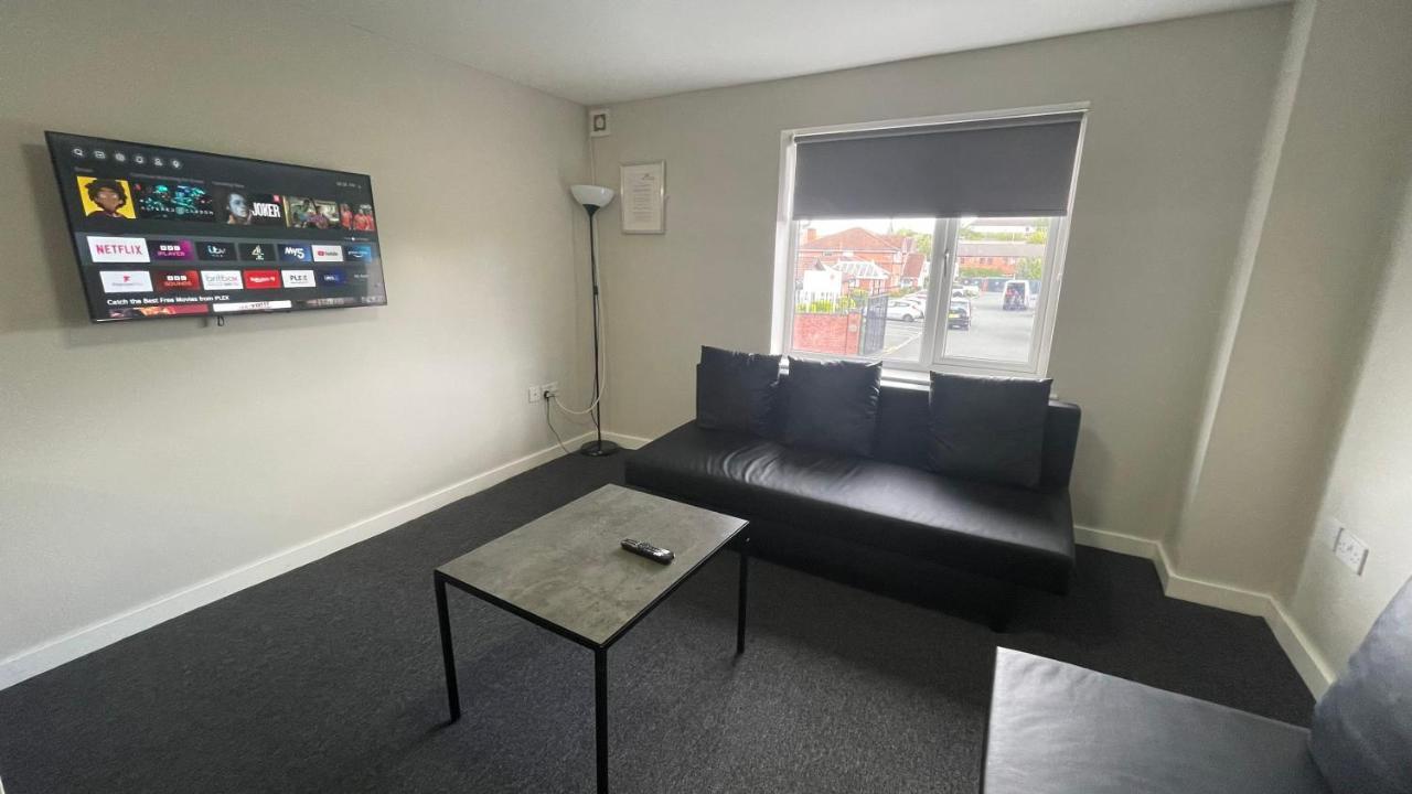 Hosted By Ryan - 1 Bedroom Apartment *