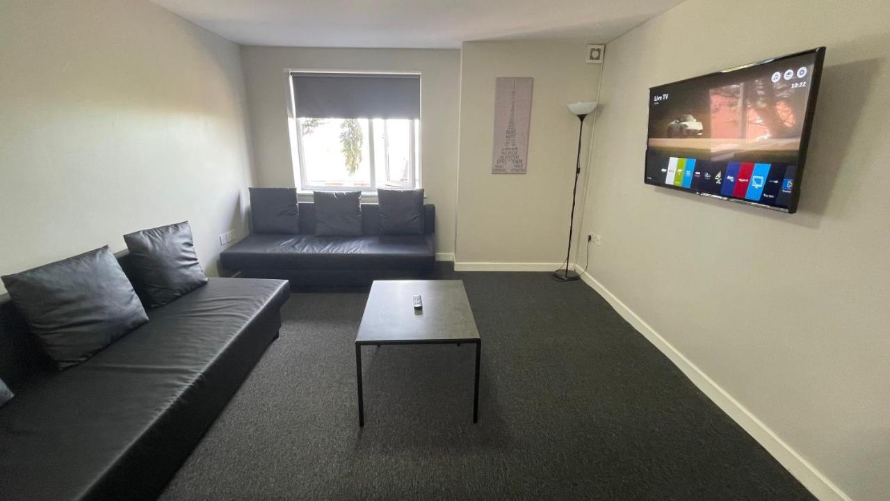 Hosted By Ryan - 2 Bedroom Apartment *