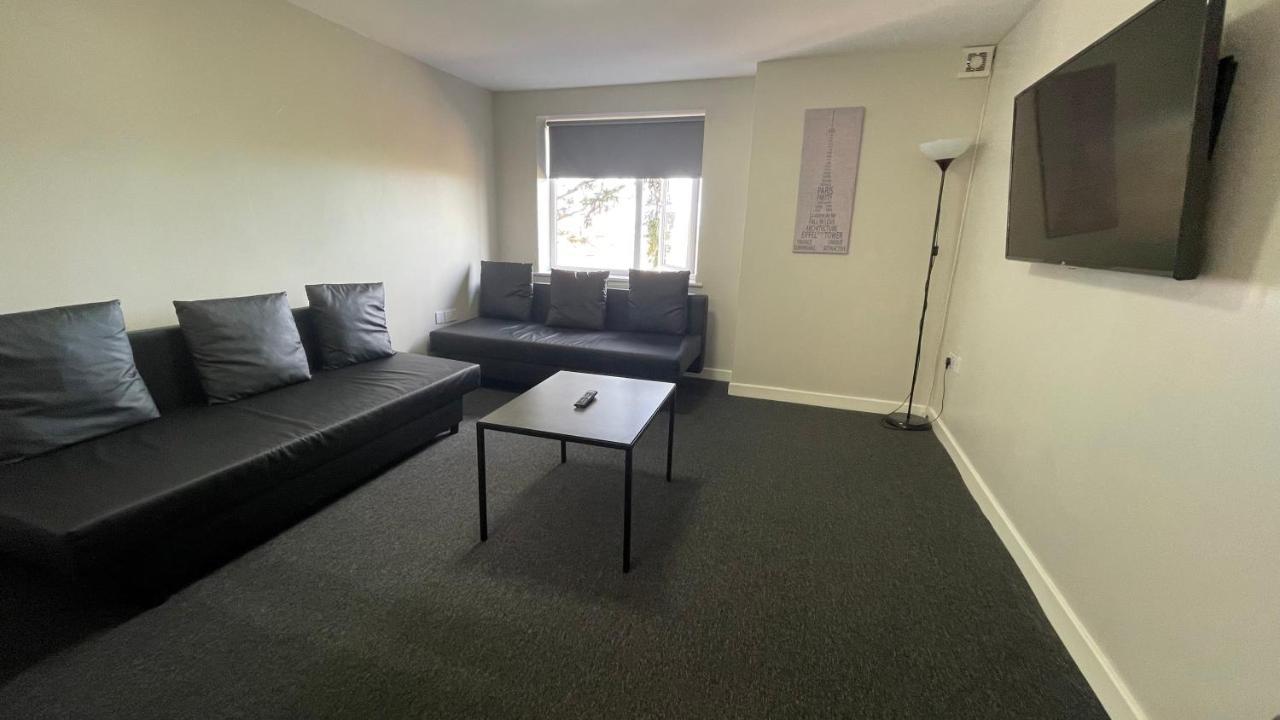 Hosted By Ryan - 2 Bedroom Apartment Liverpool
