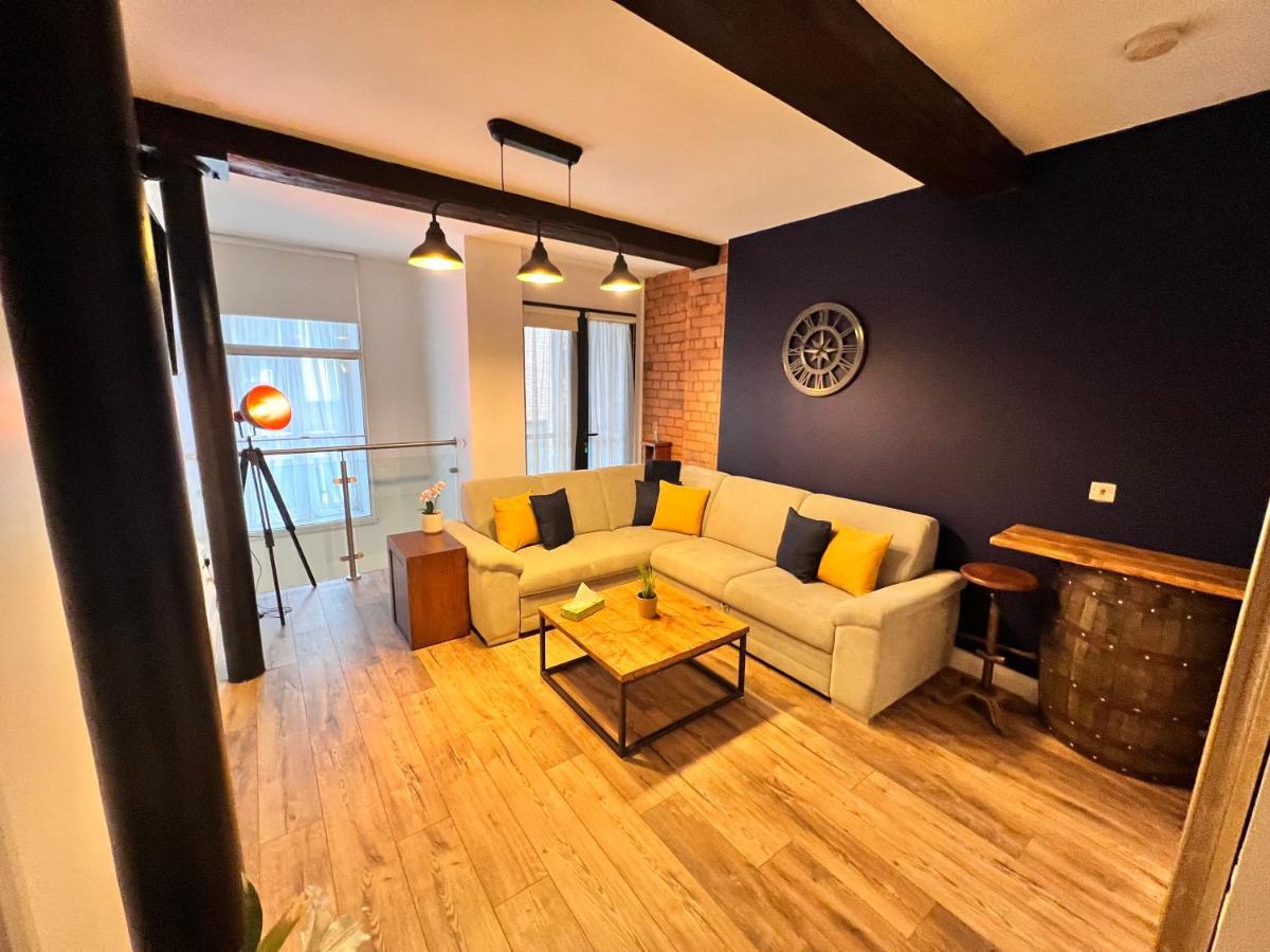 Stunning Center Apartment *
