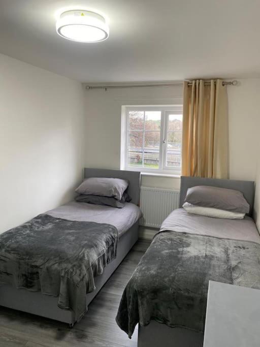 2 Bed House Sleeps 4-5 * Liverpool