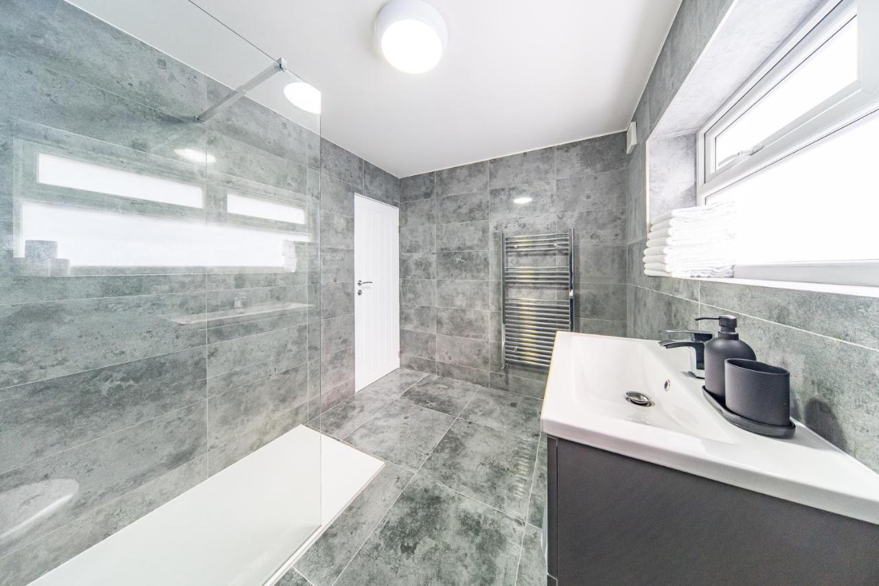 Hosted By Ryan - Huge 5 Bedroom House * Liverpool