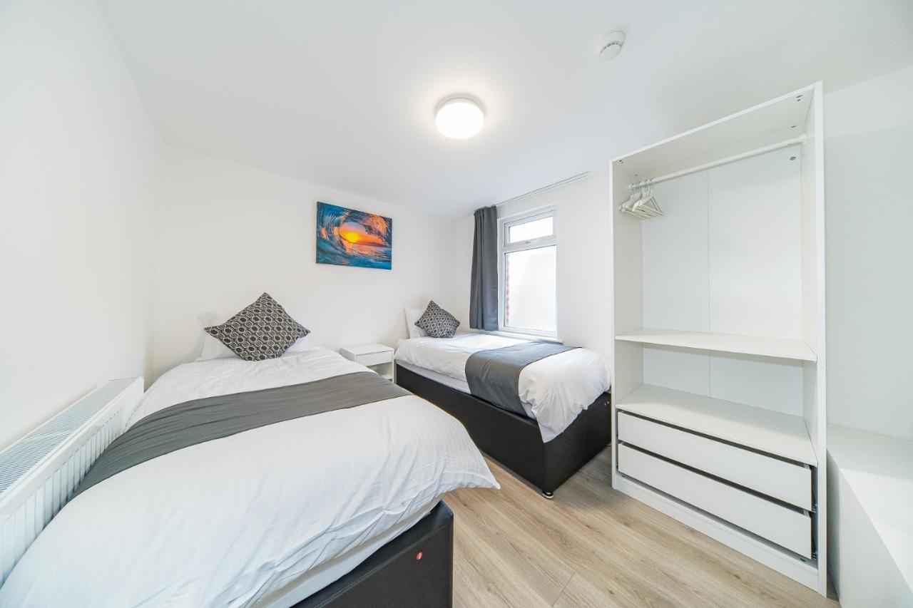 Hosted By Ryan - Huge 5 Bedroom House Holiday home