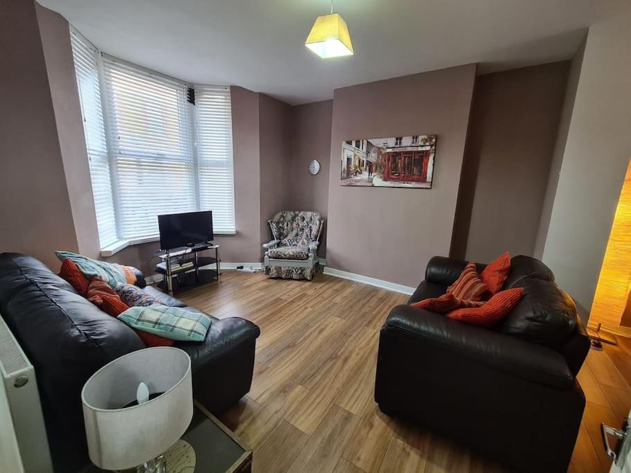 The Anfield Mews, Free Parking For 1 Vehicle, 4 Bd, 2ba, Sleeps 8 Holiday home *