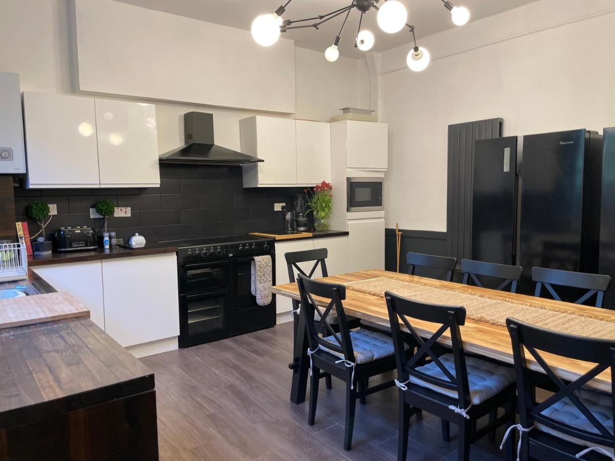 Holiday home Deluxe Huge Detached House With Parking, Sleeps Up To 30 People, 2m From Centre