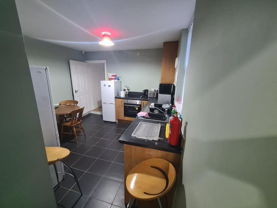 The Anfield Mews, Free Parking For 1 Vehicle, 4 Bd, 2ba, Sleeps 8 Holiday home *