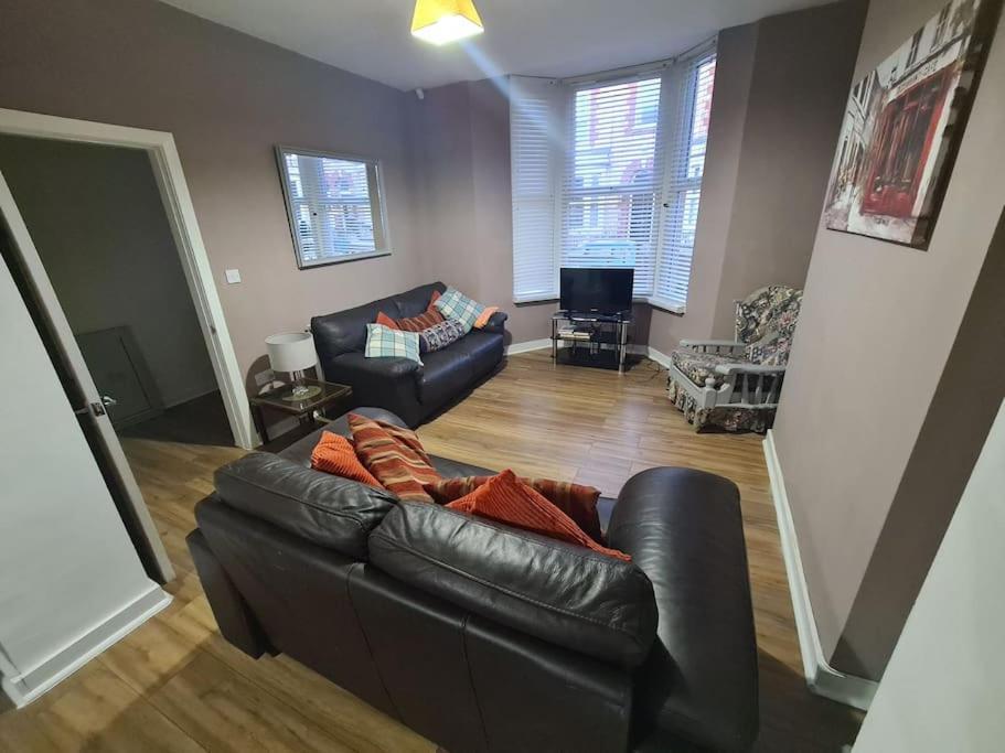 The Anfield Mews, Free Parking For 1 Vehicle, 4 Bd, 2ba, Sleeps 8 Holiday home Liverpool