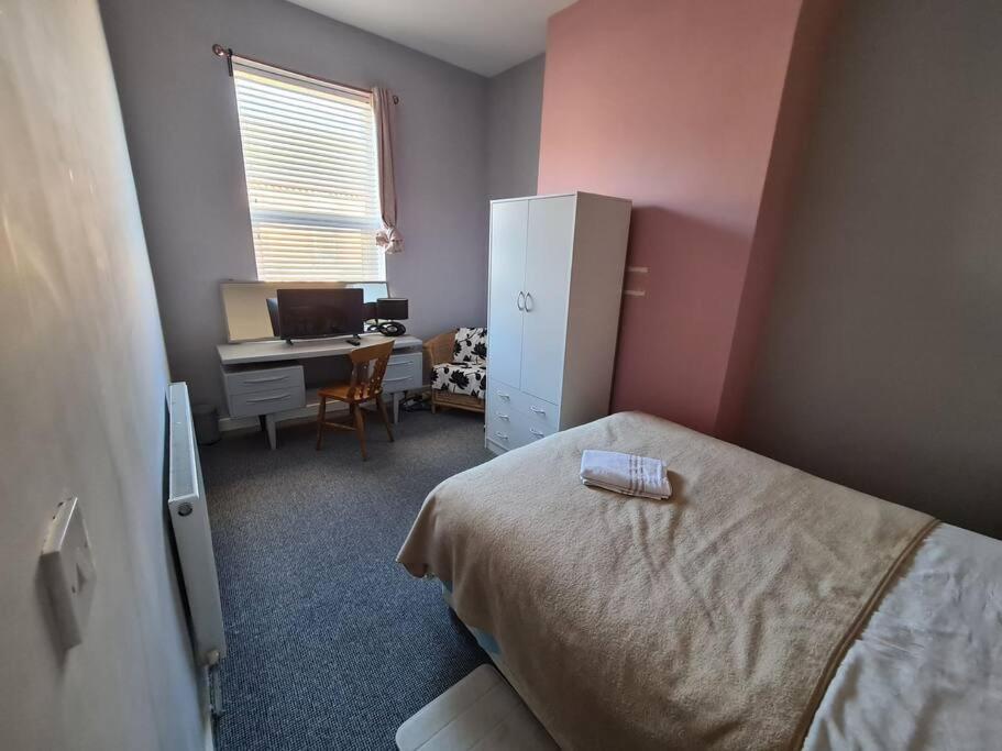 Holiday home The Anfield Mews, Free Parking For 1 Vehicle, 4 Bd, 2ba, Sleeps 8 *
