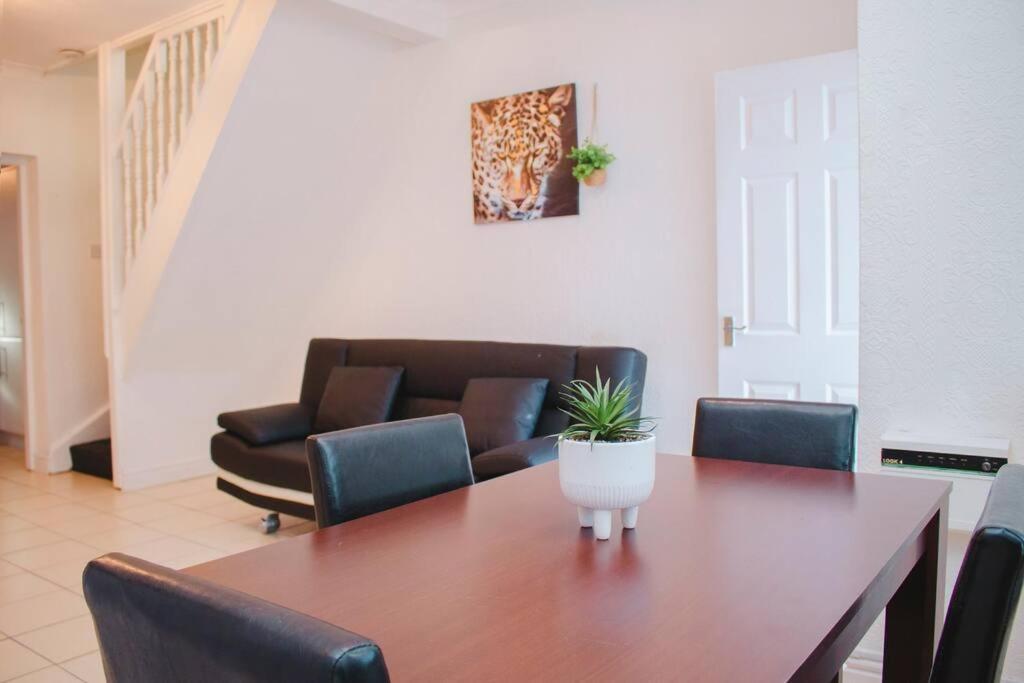 Hearty 2-br House Close To City Centre * Liverpool