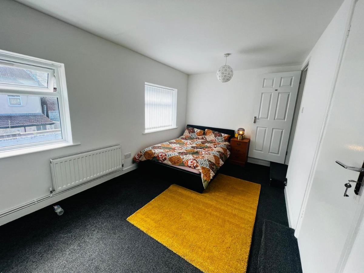 Apartment Liberty 4 Bed 2 Bathroom Sharing House For 12 People