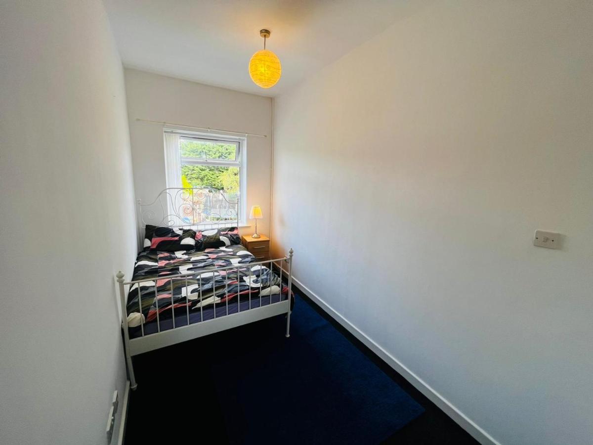 Liberty 4 Bed 2 Bathroom Sharing House For 12 People Apartment