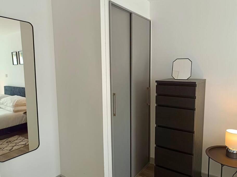 Modern & Centrally Located Apartment *