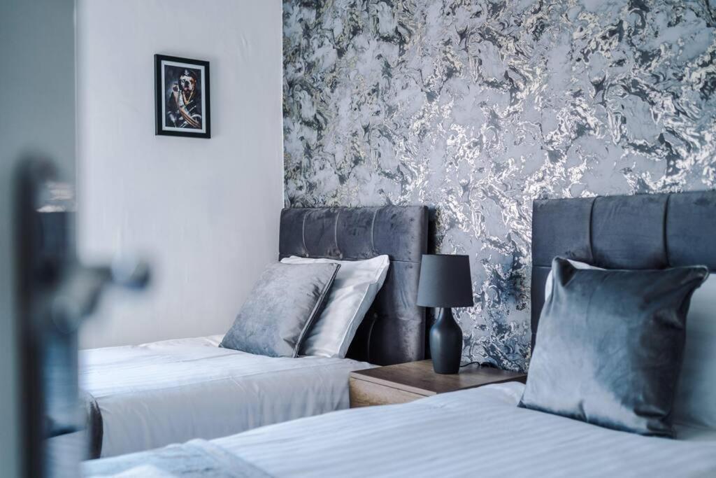 Stylish Located In The Centre Of - Web-exclusive Offers At A-kapartments Apartment *