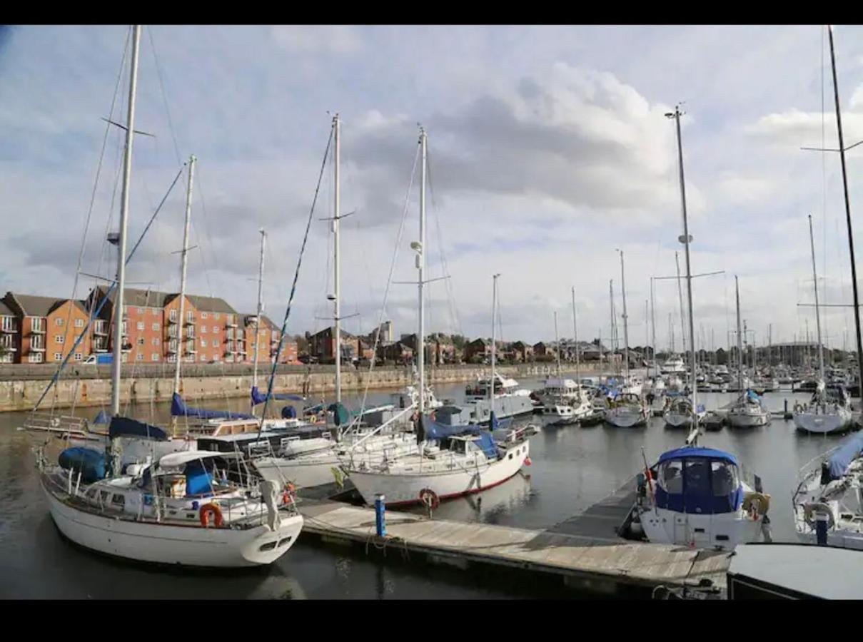 Botel Boats Sleeping 4 In Marina *