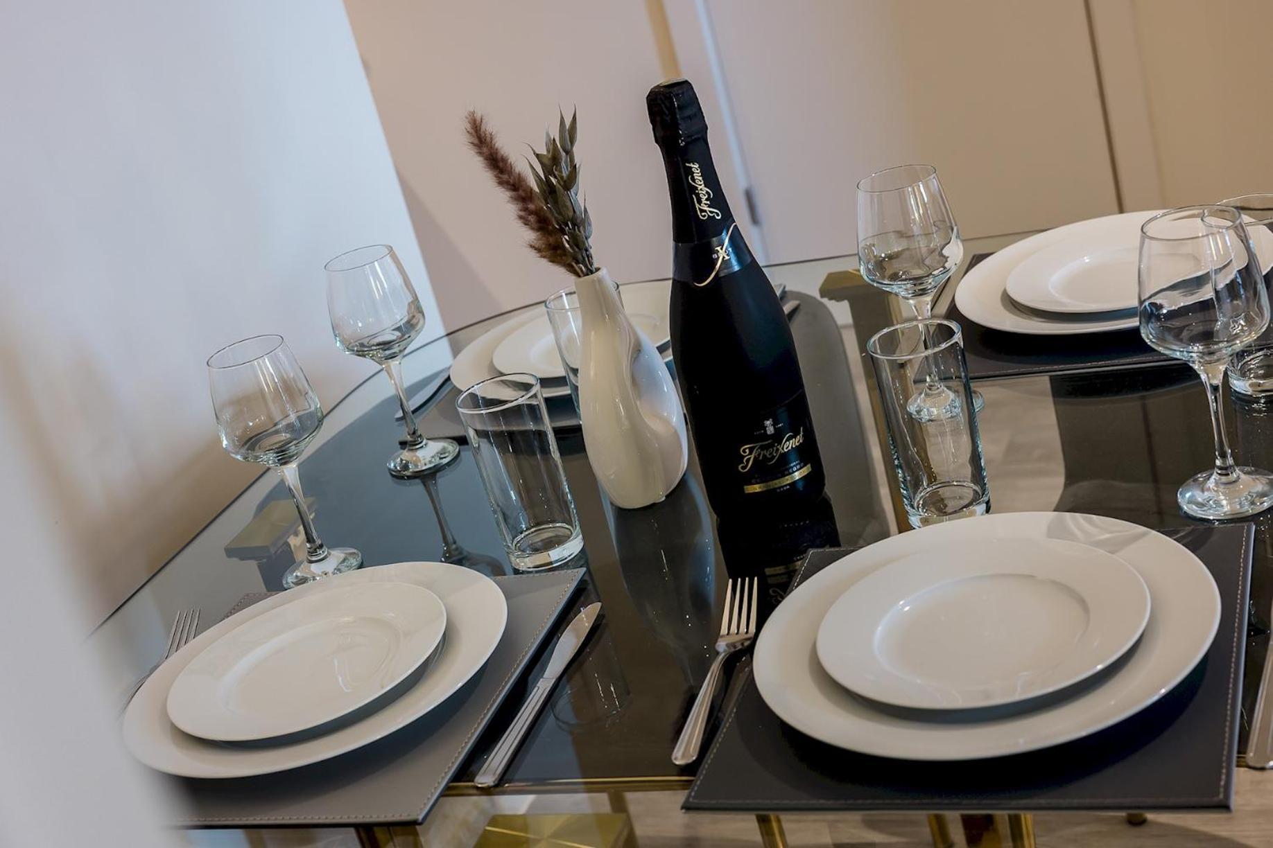 Stunning 2 Bed Apartment U6 - Sleeps 8