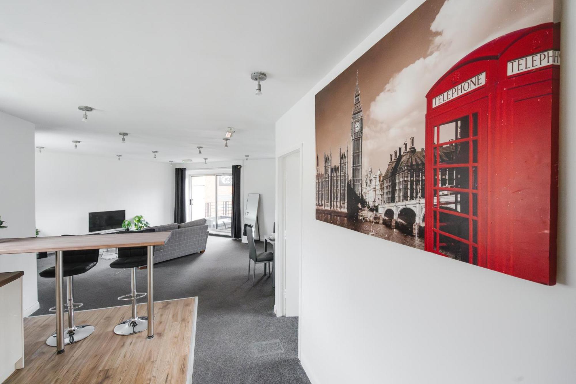 Large - Free Nearby Parking Apartment *