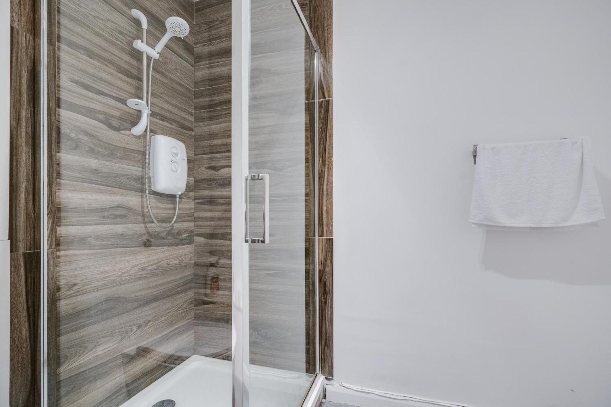 Large - Free Nearby Parking Apartment Liverpool