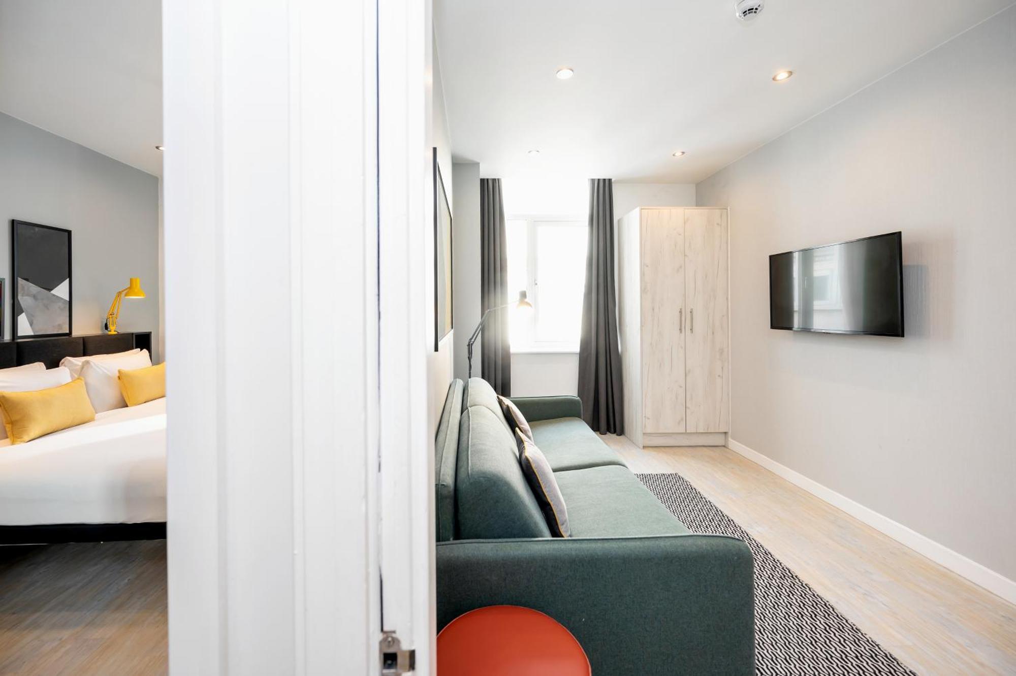 Staycity Waterfront Aparthotel 4*