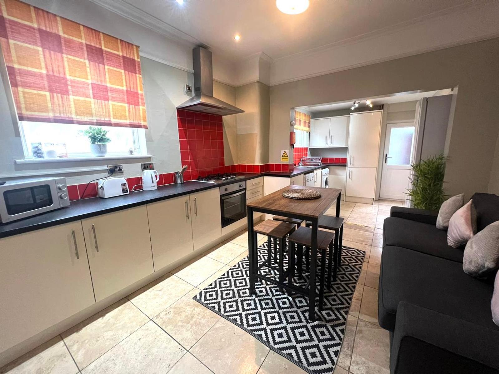 Russell House Apartment *