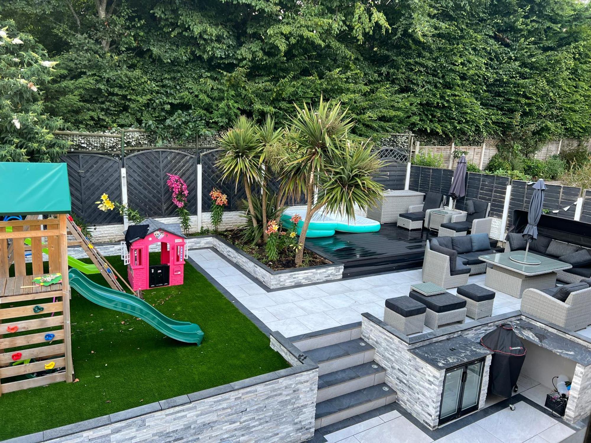 Large New Detached House Woolton, Families, Free Parking, Massage, Bbq, Play &